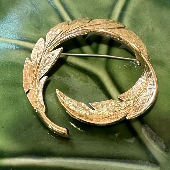 Vintage Signed MONET Brushed Gold Tone Wreath Brooch - Picture 2 of 7